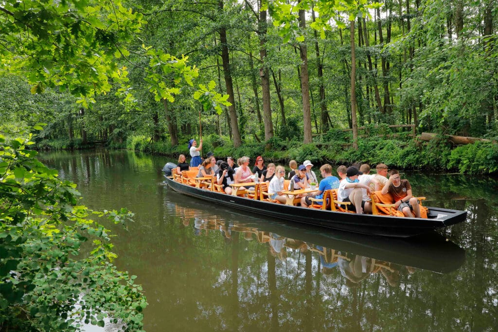 Kahnfaehrfrau-Yvonne-Huber-stakt-Gaeste-durch-den-Spreewald-in-Schlepzig