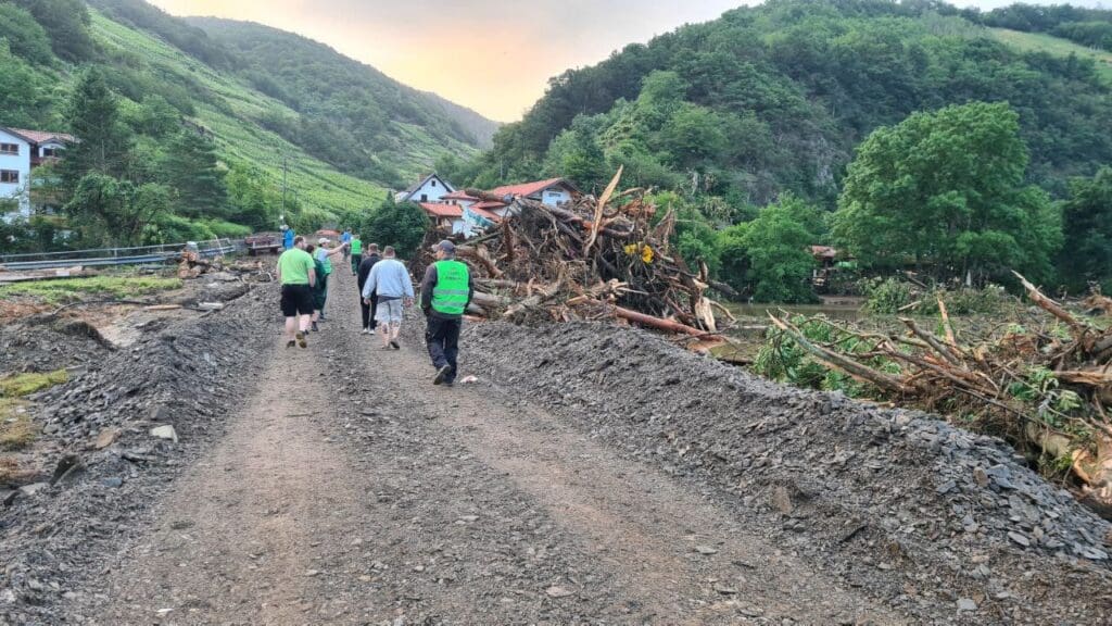 Landwirte aus Sachsen helfen bei Aufräumarbeiten nach dem Hochwasser im Juli 2021 in der Eifel