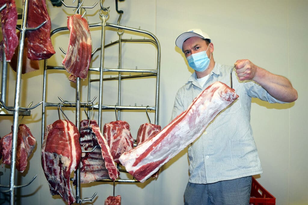 In der Fleischerei in Struth-Helmershof, die von Fleischermeister Mattias Frank (mit Kappe) in vierter Generation geführt wird, werden Wurst- und Fleischprodukte aus eigener Tierhaltung und -schlachtung angeboten. Im März hat Steffen Eck die Traditionsmetzgerei übernommen.