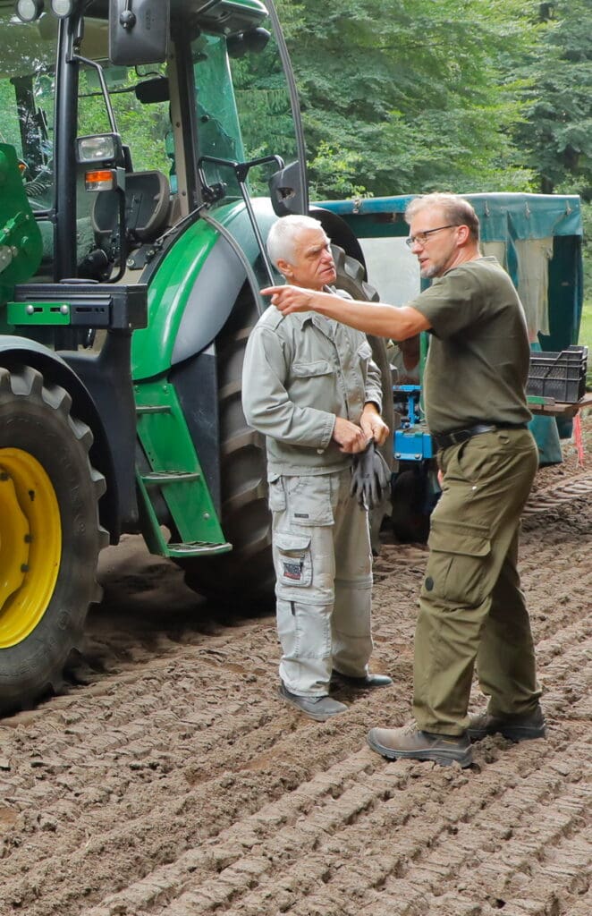 Produktionsleiter Jörn Kruthoff und Traktorist Wolfgang Volkmann (l.) vor dem Verschulgespann.