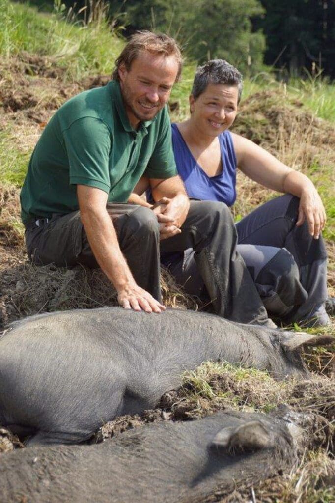 Marcel und Manuela Schmid haben Freude an ihren  Schwarzen Alpenschweinen.