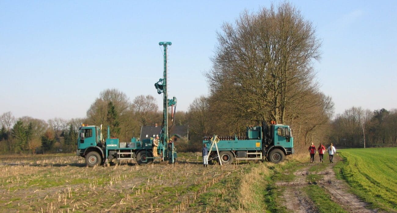 Aufm_Bohrfahrzeug Bohrfahrzeug und Materialfahrzeug vor einer Bohrung.