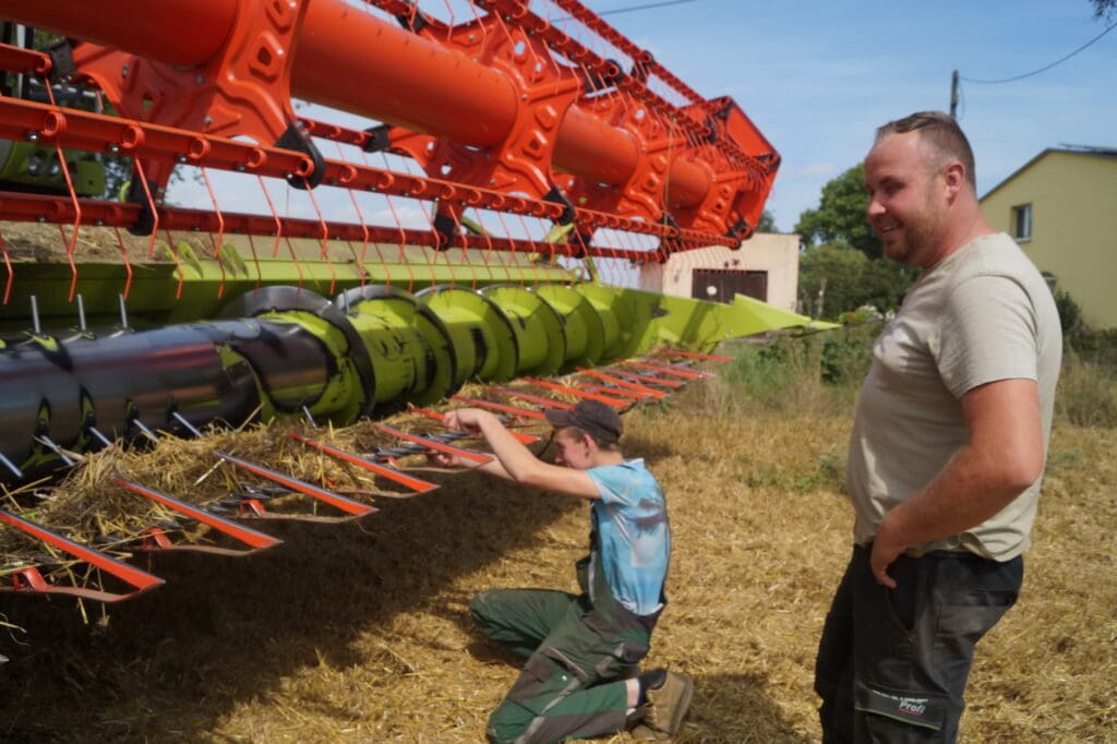 Endlich dreschen: Nach Niederschlägen konnten Arndt Kromwijk  und Tom Harnack (r.) seit Donnerstag voriger Woche Weizen ernten. 