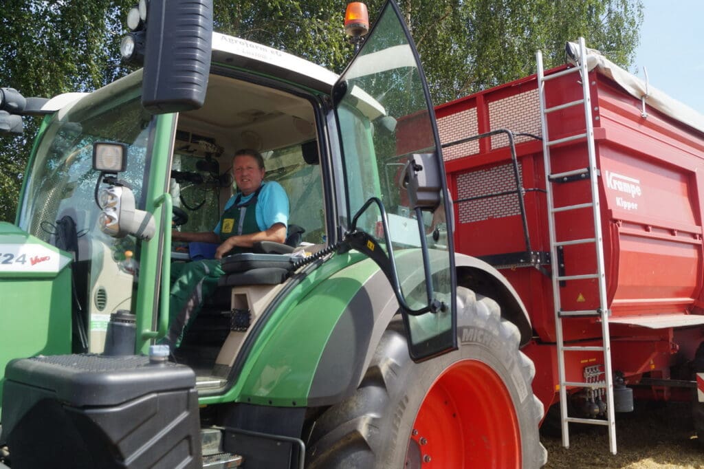 Agrofarm Lüssow: Warten auf ein Zeichen: Thomas Schulz bringt das Erntegut über die Waage ins Lager.