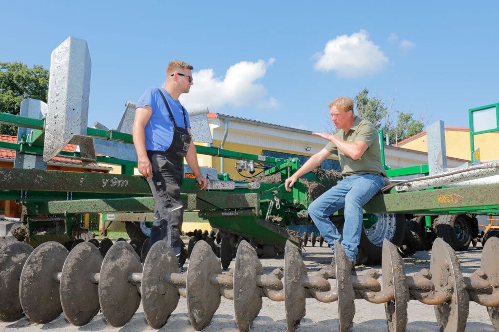 Landmaschinenschlosser André Mahnkopf und Landwirt Jan-Derk Koning vor einer Kelly Kettenegge