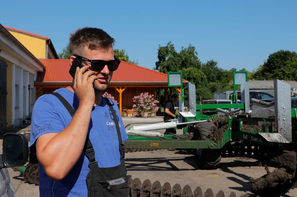 Landmaschinenschlosser André Mahnkopf telefoniert