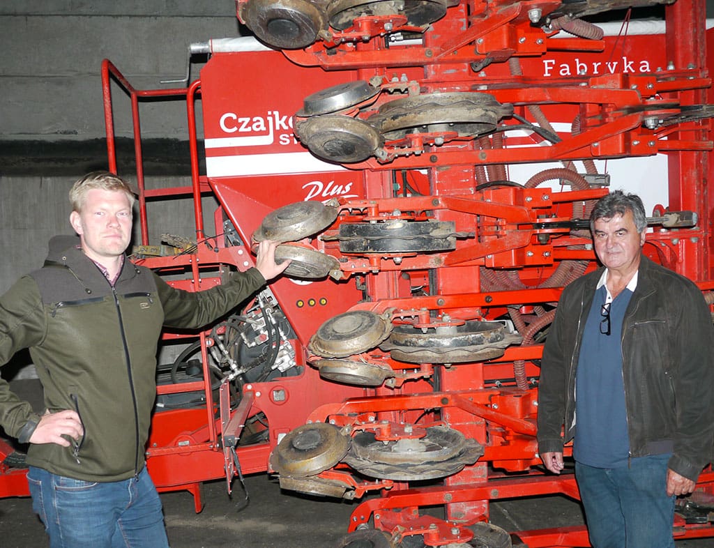 Landwirt-Christian-Hinz-Gut-Klein-Buenzow-und-Wolfgang-Krueger-Jatznicker-Handel-und-Service-vor-einer-Czajkowski-Strip-Till-Drillmaschine