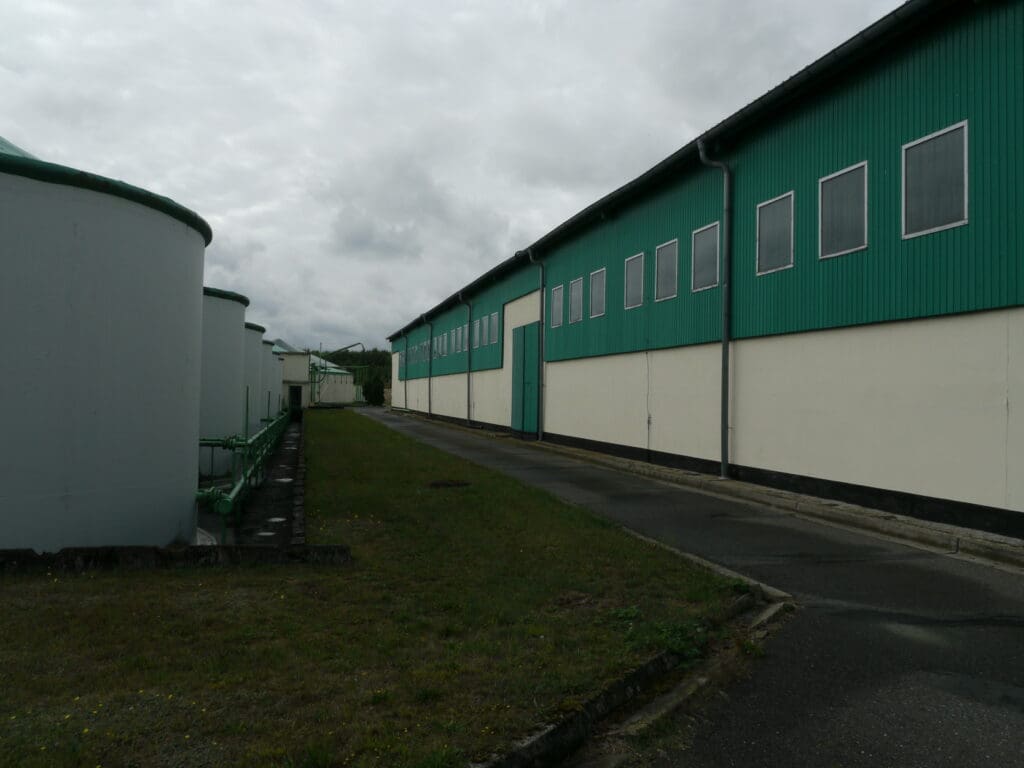 Die Tanks für den Flüssigdünger schließen sich an die Dünger halle an.