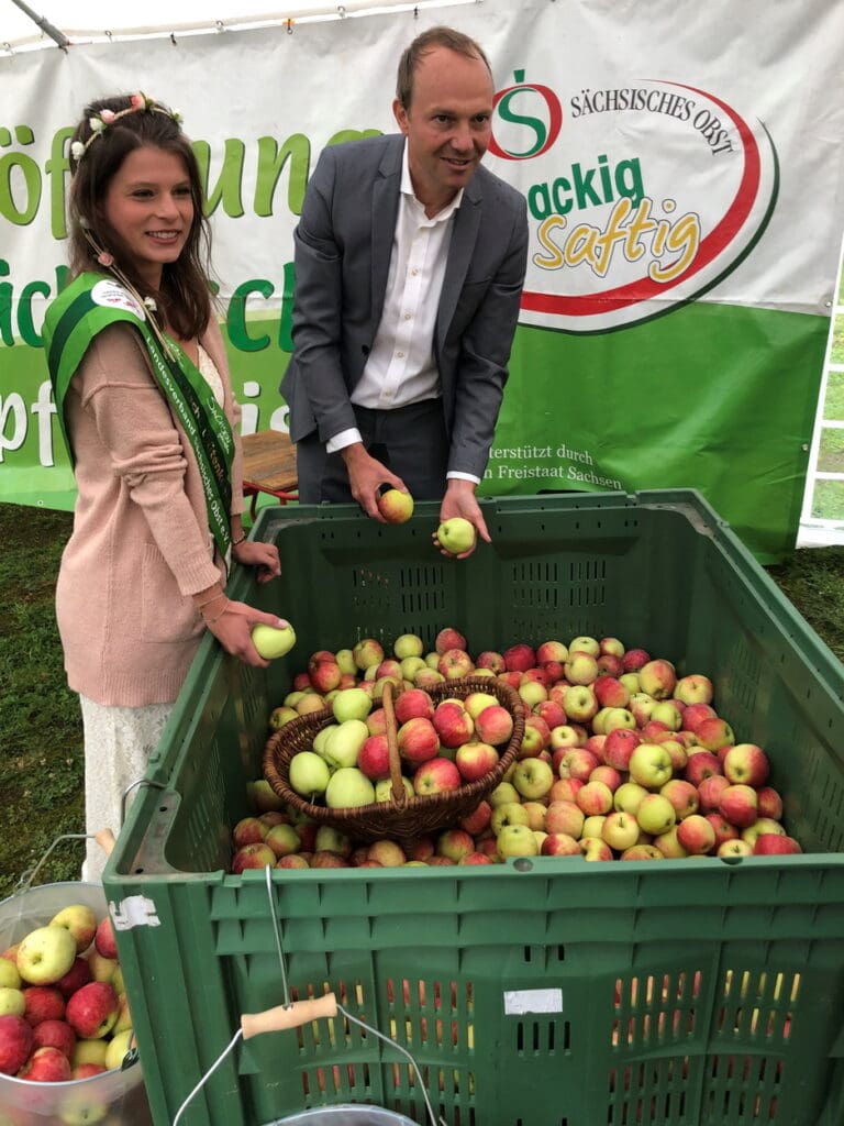 Saison eröffnet: Blütenkönigin Elisabeth II. und Minister Günther beim symbolischen Erntestart auf Gut Gamig. (c) Karsten Bär