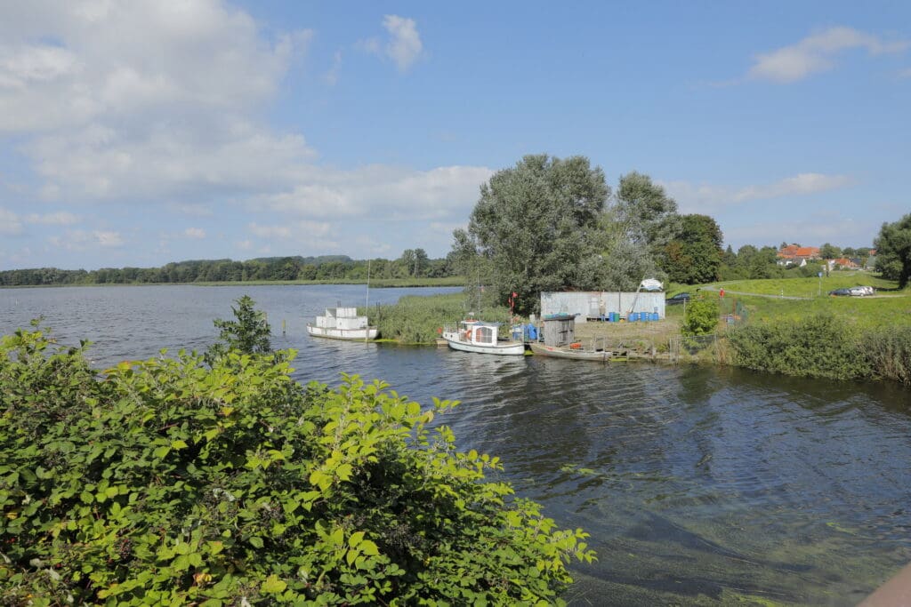 Der Dassower See mündet in die Ostsee.