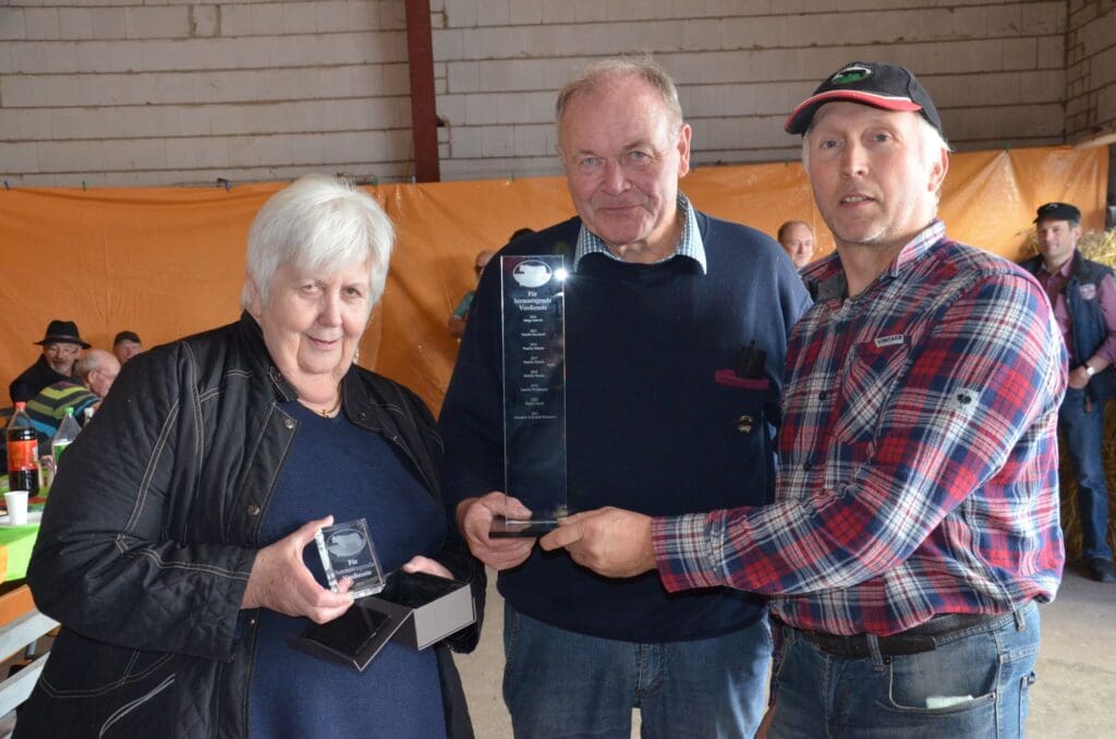 Mit dem Wanderpokal des Verbandes Deutscher Welsh Black Züchter und Halter wurden Annedore und Rudolf Michaelis aus Rätzlingen im Landkreis Uelzen (Niedersachsen) für besondere Verdienste um die Zucht dieser Rasse geehrt.