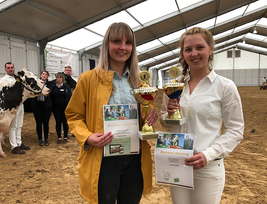 Juniorpreisträgerin Wiebke Petersen und Lianne Lavrijsen, „Beste Nachwuchszüchterin Milchrind“ 2021. 