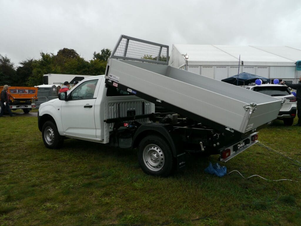 Der schon lange für die Nutzfahrzeugversion des D-MAX angebotene Kipper wurde an die neueste Version des Pick-up angepasst. Landtechnik, Neuerscheinungen, MeLa 2021