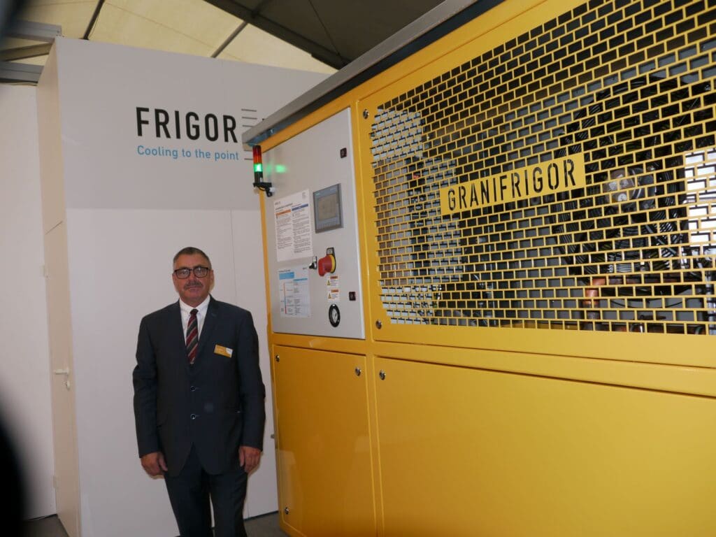 Uwe Schmidt von Frigortec vor einem Getreidekühlgerät GC 140 Europe. MeLa 2021, Neuerscheinungen, Landtechnik 