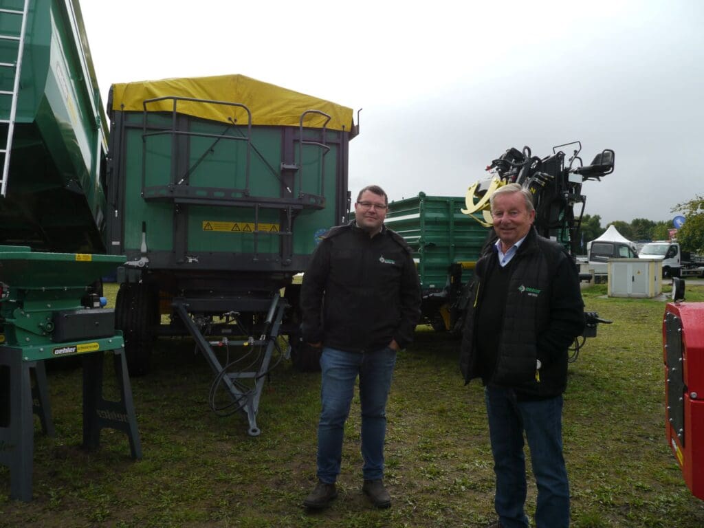 Manfred Oehler (r.) und Marco Arnold, Ge-bietsleiter für die fünf ostdeutschen Bundes-länder vor Transporttechnik von Oehler. MeLa2021, Landtechnik, Neuerscheinungen