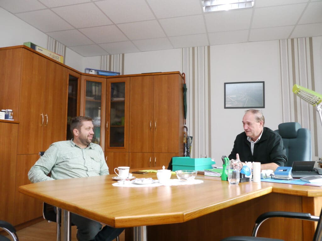 Kunde bei FLD: Paul Hannig (l.) vom Agrarbetrieb Andresen in  Sieden bollentin bespricht mit FLD-Geschäftsführer Jürgen Ströde die  Dünger lieferung für 2022.