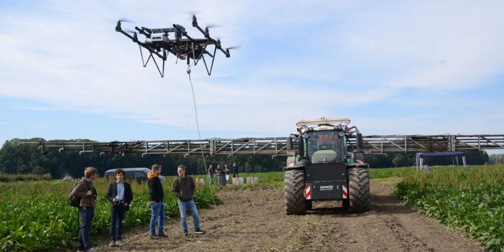 Demonstriert wurde beim Feldtag in Raitzen die Kommunikation zwischen einer Drohne und einem Traktor zum zielgenauen Einsatz von Dünger und Pflanzenschutzmittel anhand von in Echtzeit erfassten und übermittelten Bedarfsdaten mithilfe eines 5G-Netzes. (c) Karsten Bär