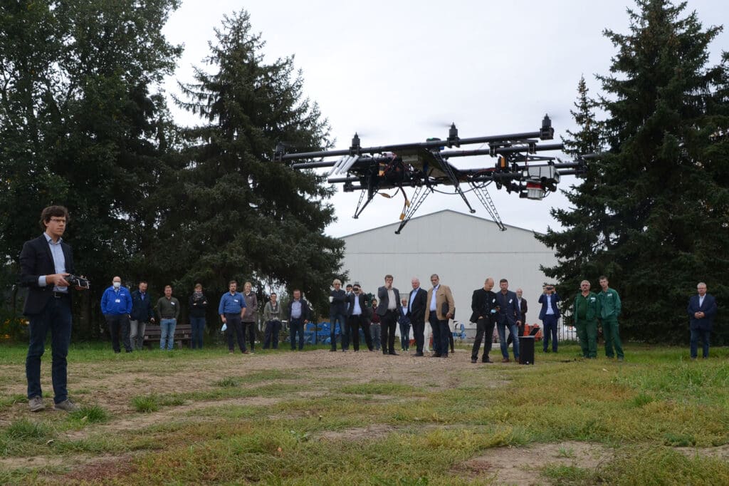 Drohne fliegt bei Inbetriebnahme des 5G-Campusnetzes auf dem LVG-Koellitsch
