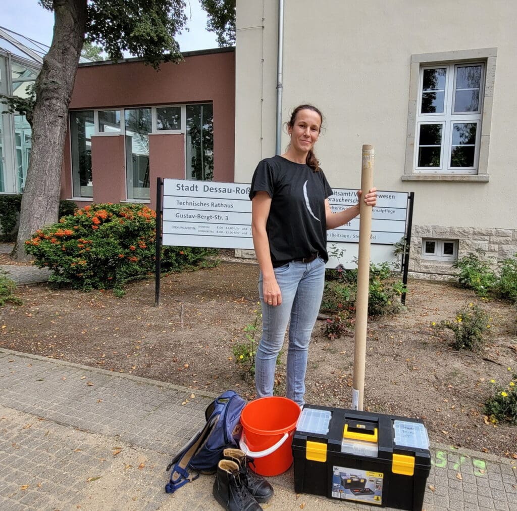 Mit voller Ausrüstung: Ulrike Beuse vor ihrer  Arbeitsstelle. 