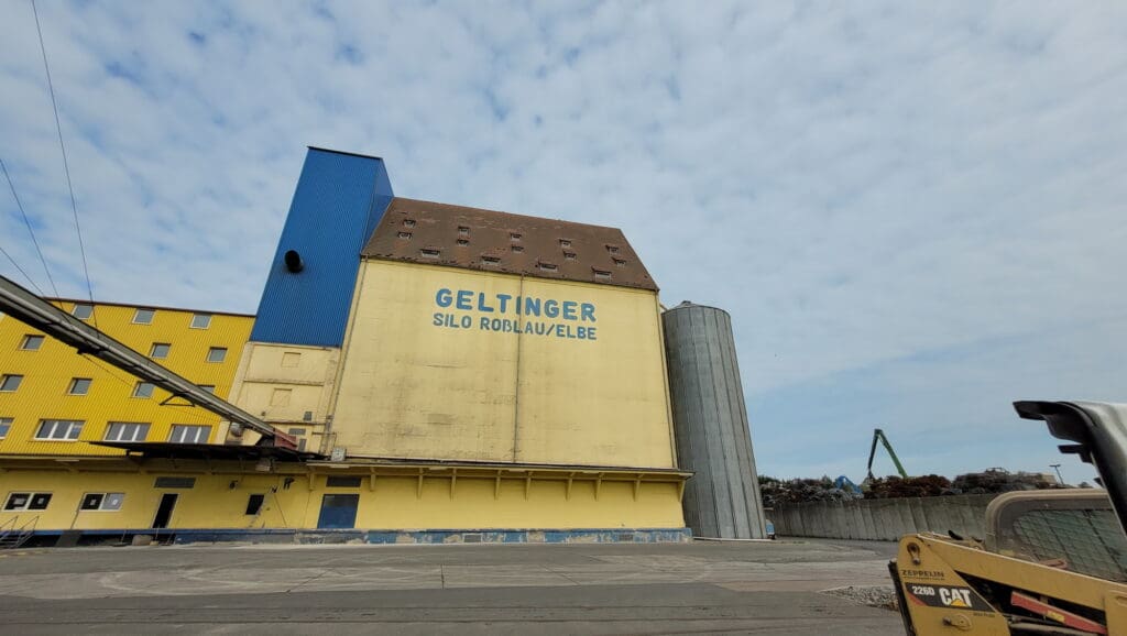Am Industriehafen an der Elbe hat die Agrarhandelsfi rma ihren Sitz.