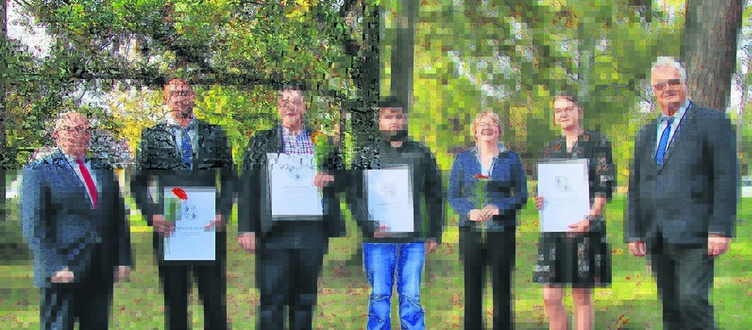 Landwirtschaftsmeister-2021-MV Nach der Übergabe der Meisterbriefe: Georg Thoms (2. v. l.), Kristian Naethbohm, Jan Veurman, Friederike Reumann-Mahnke und Christiane Siefke nahmen die Glückwünsche von Agrarminister Till Backhaus (l.) und Bauernpräsident Detlef Kurreck (r.) entgegen.