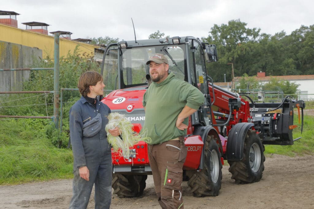 Betriebsleiterin und Herdenmanagerin Joke Czapla und Fahrer Oliver Roß haben einen Ballen Heu zur Weide gebracht. Wo soll jetzt eingestreut werden?