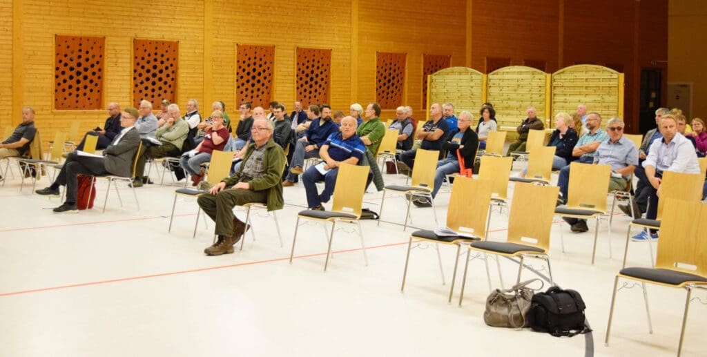 Zahlreiche Weidetierhalter waren gekommen und hielten mit ihrer Meinung nicht hinterm Berg. FOTO: BIRGITT SCHUNK 