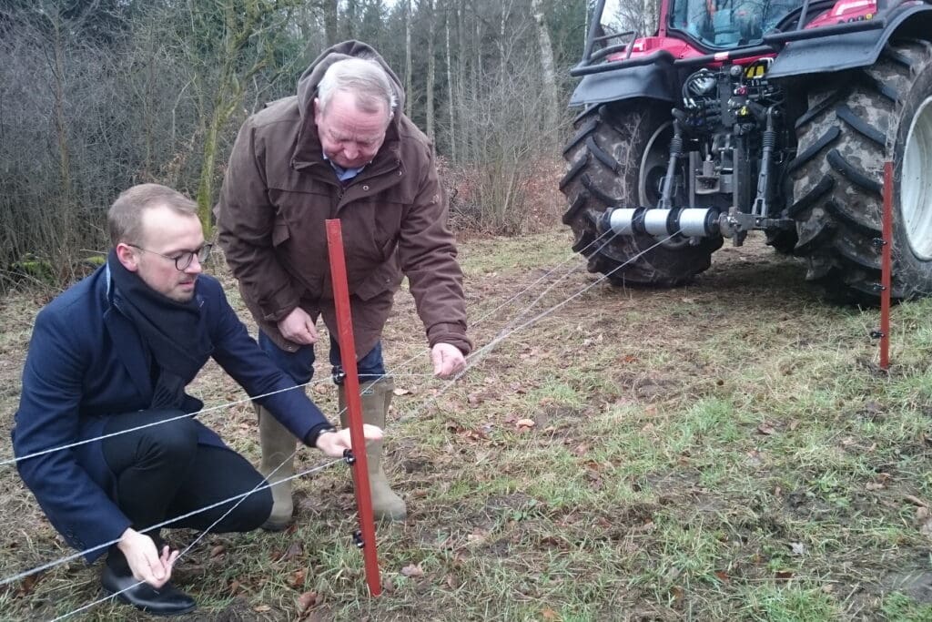 ASP MV Frischling, Im Februar 2019 probten MV-Agrarminister Till Backhaus und Landrat Stefan Sternberg den Zaunbau gegen ASP. Zwei Jahre und neun Monate später ist mit dem ersten ASP-befund bei einem Wildschwein in MV der Ernstfall eingetreten.