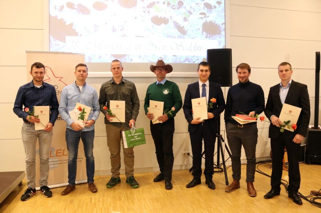 die Landwirte Nicolas Hummel, sein Ausbilder Frank Schramm (Werder), Pascal Schneider, sein Ausbilder Marco Hintze (Groß Kreutz), Lukas Manuel Kalz mit Ausbilder Lukas Kersten vom Dorfgut Friedersdorf und René Wolff, bester Externer (Landwirtschaftsschule Oranienburg (v. l.).