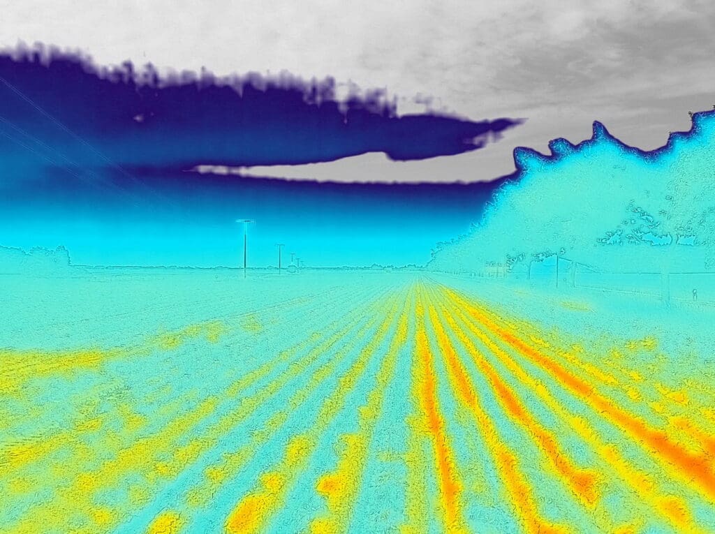 In dieser Drohnenaufnahme sind die unterschiedlichen Temperaturen  zwischen Kartoffeldamm (türkis) und Furche (orange) zu erkennen.  Momentan ist die Hemmschwelle, Drohnendaten zu nutzen, aufgrund  hoher Kosten und Datenaufbereitungsprozessen noch sehr hoch. An  dieser Stelle setzt Anwendungsfall 4 „Bewässerung“ an, und wird im  Verlauf des Projekts niederschwellige und frei verfügbare Lösungen  insbesondere zur Datenprozessierung anbieten. 