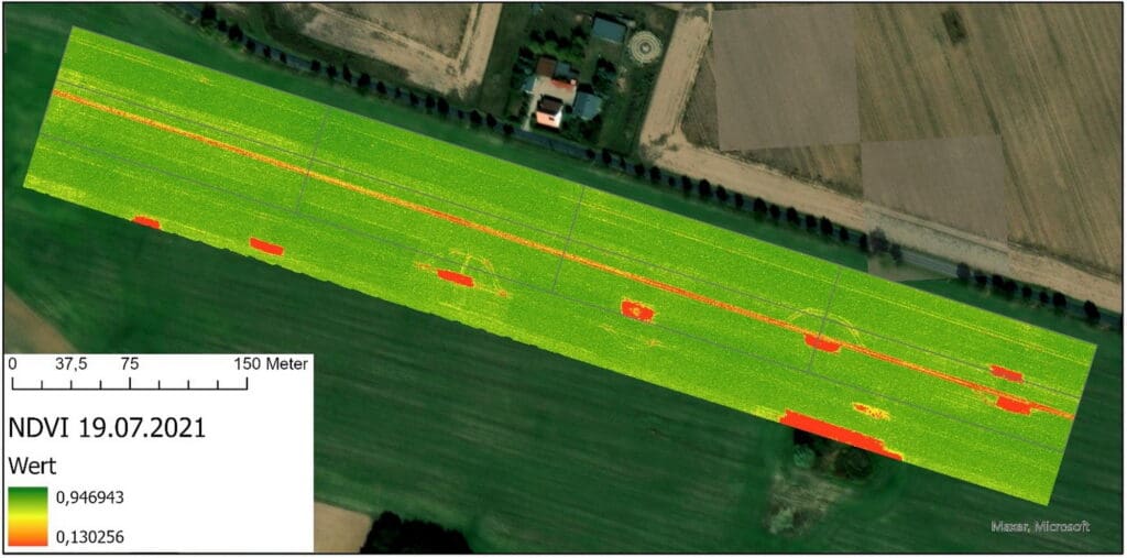 Mithilfe des NDVI (normalized difference vegetation index) können Rückschlüsse auf den vitalen Zustand und die Dichte der Pfl anzen gezogen werden. Der Wertebereich liegt immer zwischen -1 und 1, wobei gilt: Pfl anzen erreichen stets positive Werte und je größer der Wert ist, desto vitaler und/oder dichter ist die Vegetation.