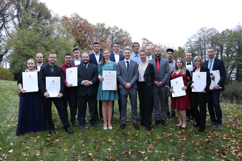 Die Landwirtschaftsmeister 2021, vorn in der Mitte die drei Besten: Frank Wasem, Landwirtschaftsschu-le Luckenwalde (6. v. l. und Foto r. bei seiner Rede), Sophie Stoppa (Seelow) und Peter Brehmer (Luckenwalde).