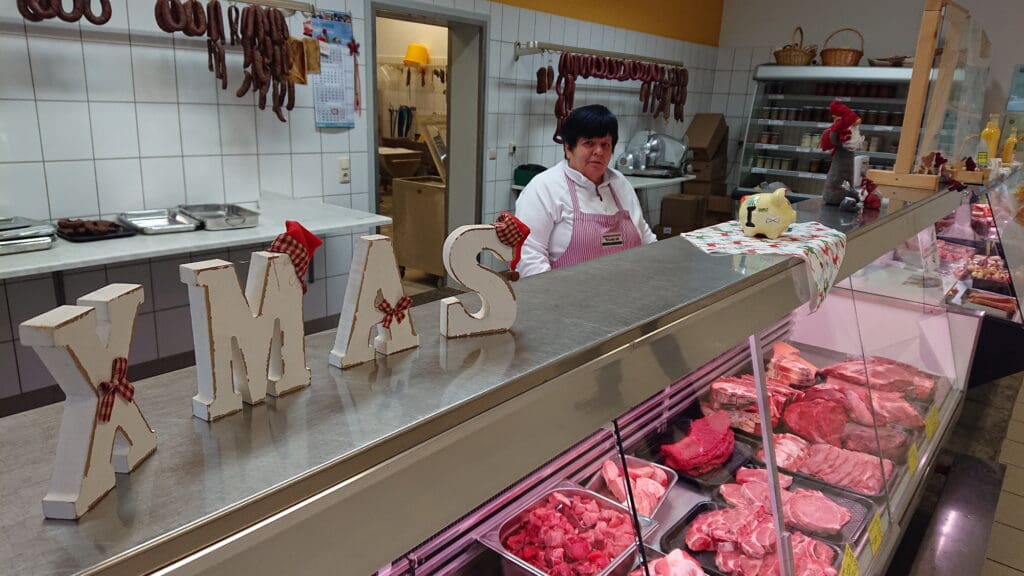 Fleischfachverkäuferin Ines Lohmann hat vorund nachmittags einen vollen Hofladen