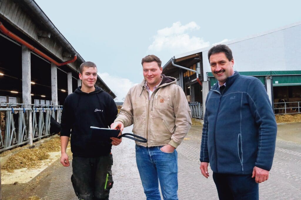 Agrargenossenschaft Ranzig, Vor den neuen Ställen: Jeremy Krause und seine Chefs Christian Rußig und Frank Groß (v. l.).