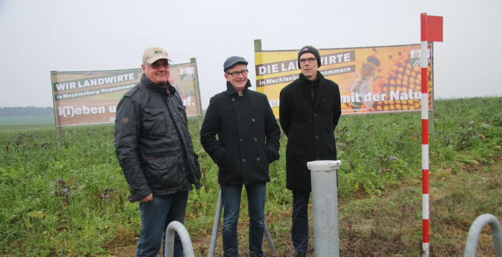 Rote Gebiete in MV , Das Lachen ist allen Beteiligten – hier Bauernpräsident Kurreck, Agrarstaatssekretär Dr. Buchwald und Gutachter Dr. Hannappel (v. l.) – längst vergangen. Im Streit um die Grundwassermessstellen gibt es seit dem Treffen im Dezember 2020 in Warsow keine Annäherung.