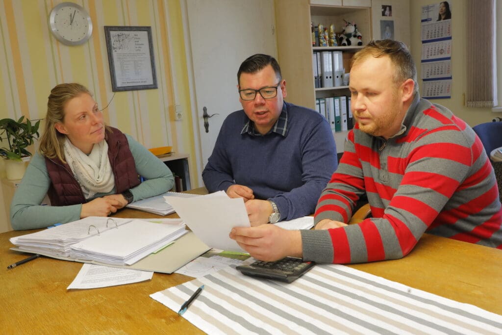 Von der Nachricht aus dem Landesamt sind Wencke Ladwig, Lars-Peter  Loeck und Tom Harnack gleichermaßen enttäuscht. 90.000 € investierte  die Agrofarm in vier Grundwassermessstellen. Keine davon wurde in das  Landesmessnetz übernommen.