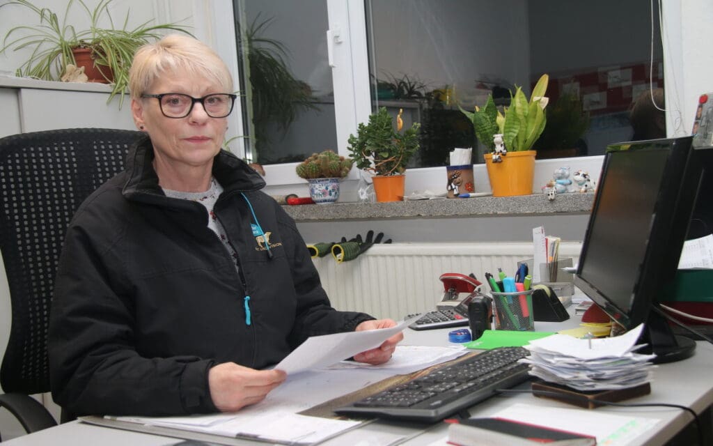 Herdenmanagerin Lisa Straßburg trägt auf der Agrofarm zusammen mit ihrer Kollegin Jessica Pannenborg und Karin Gehrt, Leiterin Tierproduktion, die Verantwortung für die Milchproduktion.  