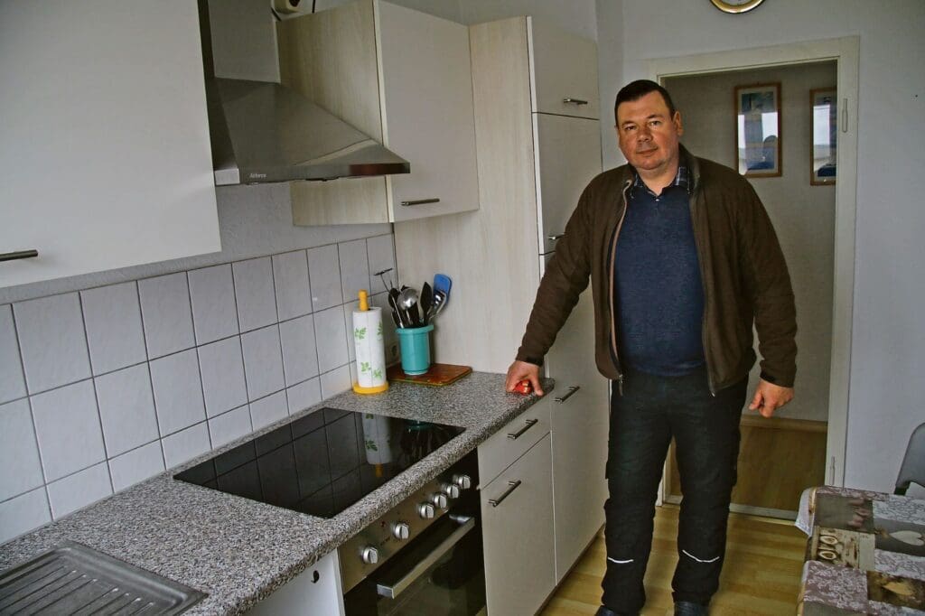 Die Betriebswohnung, in der 2020 die ukrainischen Melker Olga und Yuri wohnten, hat die Agrofarm Kriegsflüchtlingen zur Verfügung gestellt, berichtet Vorstand Loeck. (c) Gerd Rinas