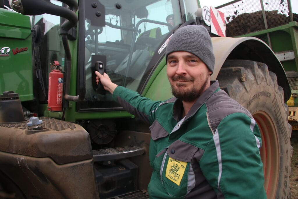 Fahrer Oliver Möller bedient Radlader und Schlepper. 