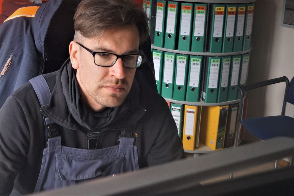 Steven Hirschberg an seinem Arbeitsplatz im Büro auf dem Betriebshof in Papendorf bei Rostock. 