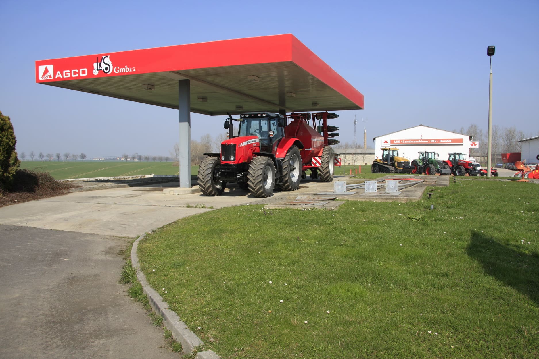 Wirtschaftliche Lage, Traktor an Tankstelle