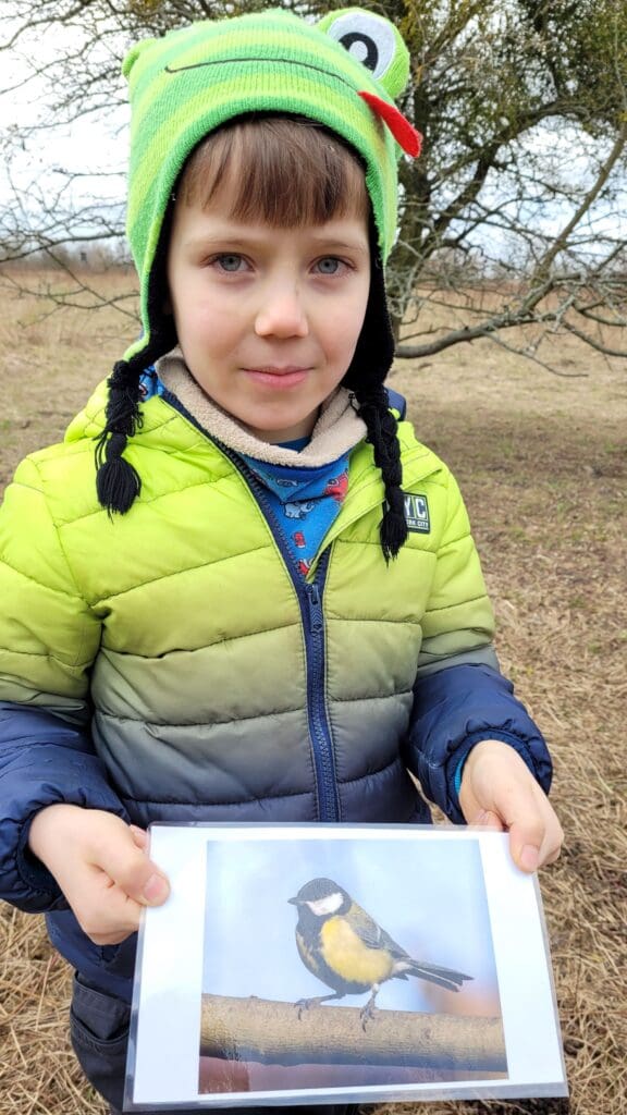 Döberitzer Heide, Junge mit Kohlmeisenbild in der Hand