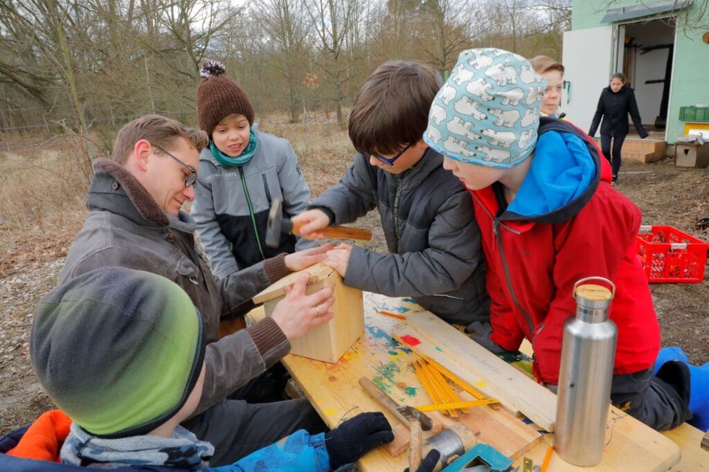 Keine Sorge: Alle Finger bleiben heil beim Werkeln, auch wenn mal ein Nagel krumm wird. (c) Sabine Rübensaat