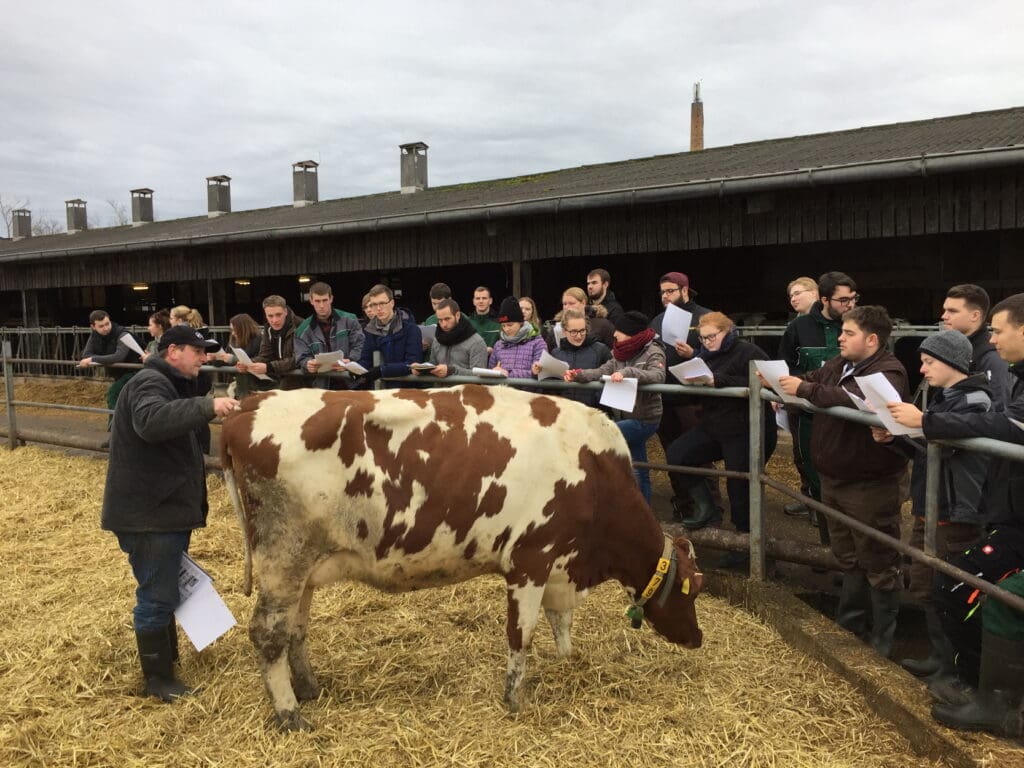 Die Studierenden des Bernburger Fachbereiches Landwirtschaft  wechseln oft vom Schreibtisch in die Praxis.