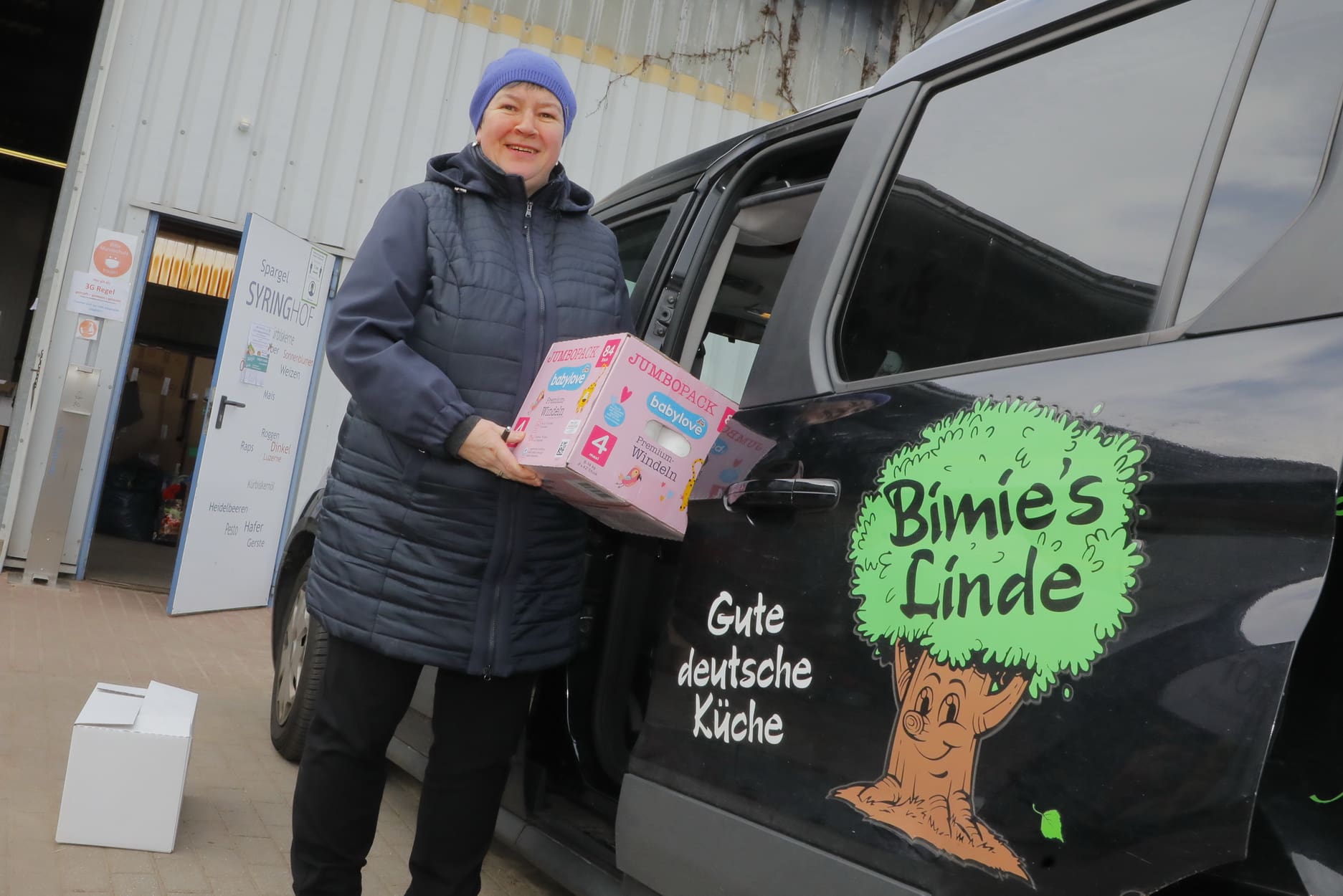 Gastwirtin Sabrina Gutsch bringt Spenden aus Schlalach.