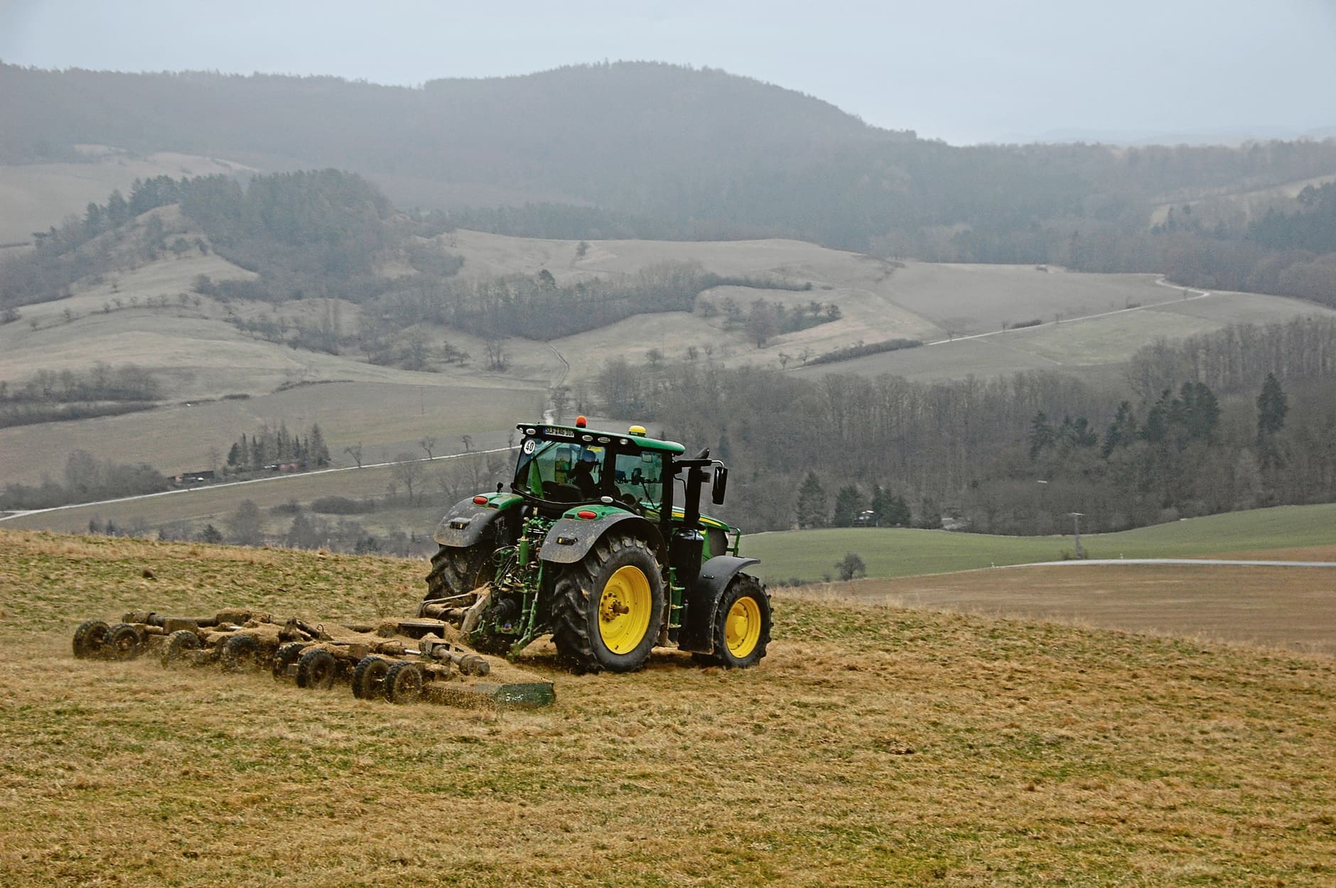 Das Grünland wird mit dem Mulcher auf die Weidesaison vorbereitet.