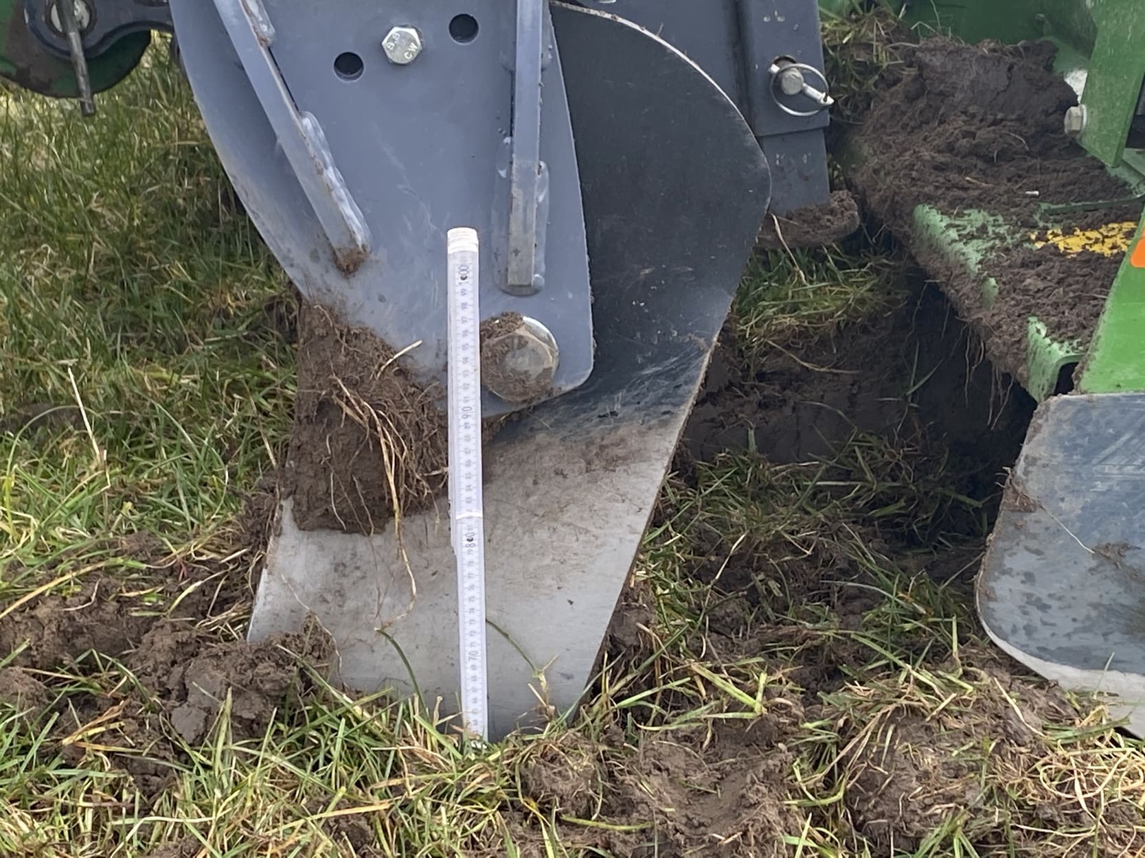 Die Parabelschare heben den Boden in der eingestellten  Tiefe (hier 60 cm) an und brechen verfestigte Zonen auf,  ohne die natürliche Schichtung zu zerstören (r.).