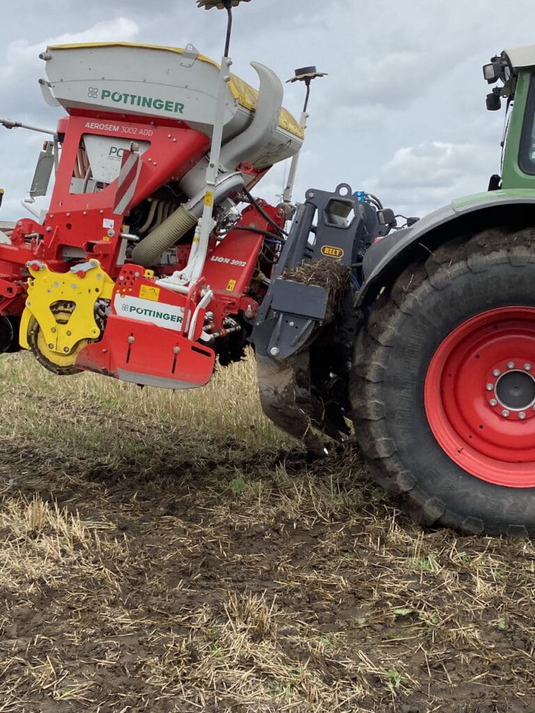 Im ausgehobenen Zustand wird  die kompakte Bauweise deutlich.  Das Zwischenbaumaß von nur  70 cm erleichtert die Kombination  mit weiteren Geräten