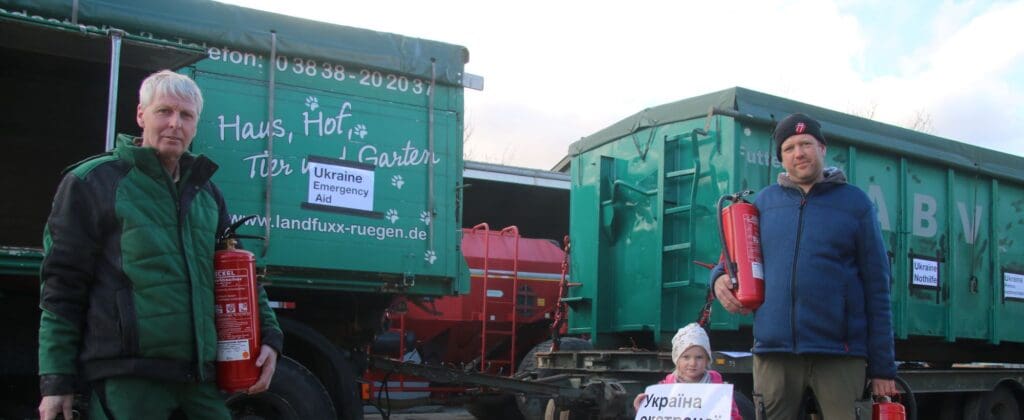 Neben 200 Feuerlöschern haben Rüdiger Wessel und Felix Kremerskothen (v.l.) schon Stromaggregate und Schere-Spreizer verladen. Viele Feuerwehren und Firmen spenden. Lotte Kremerskothen ist immer an der Seite ihres Vaters.