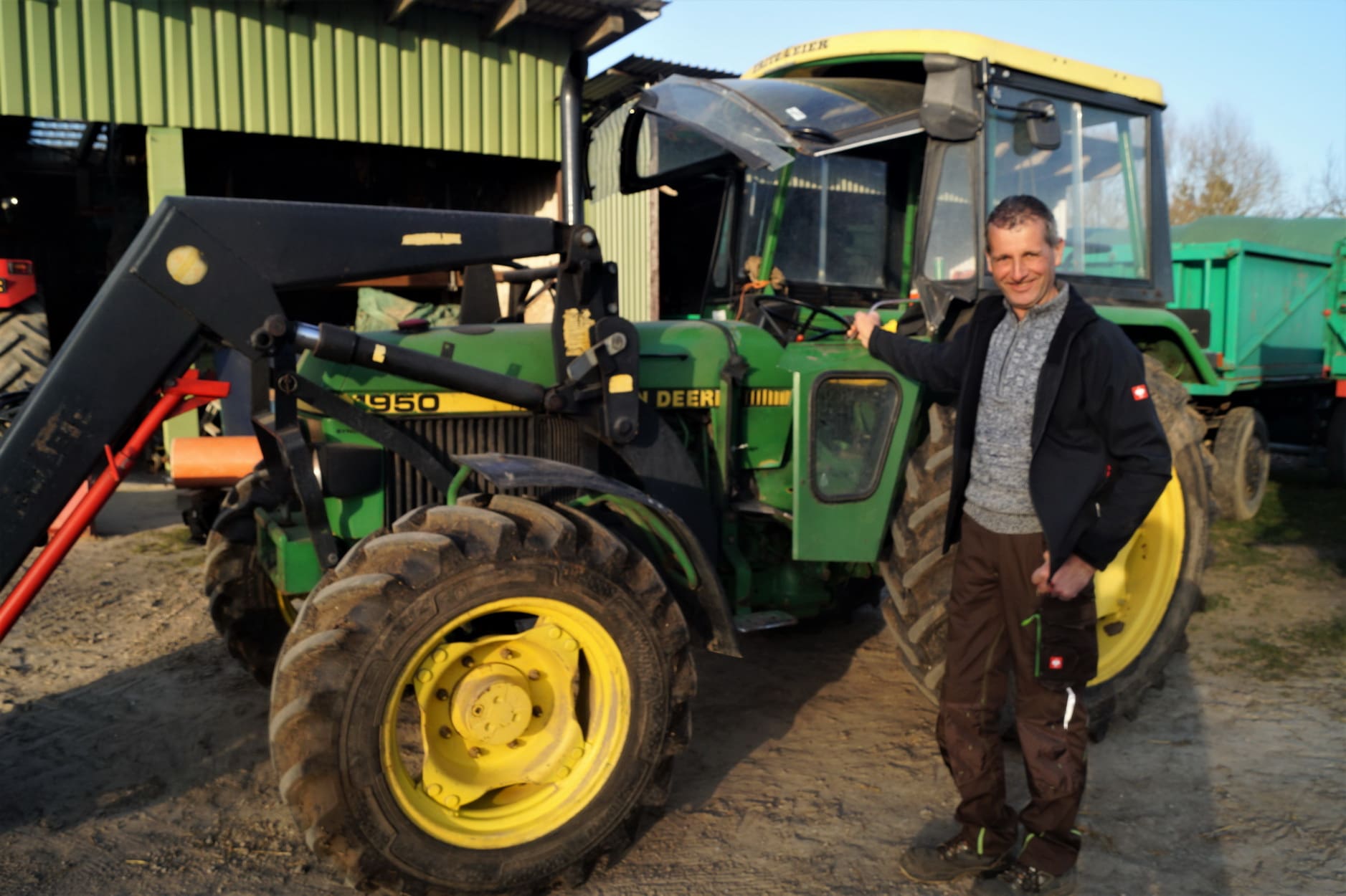 Ralf Czerwinski, Zum Technikbestand auf dem Hof von Ralf Czerwinski gehören neben diesem Traktor Drillmaschine, Düngerstreuer und Pfl anzenschutzspritze